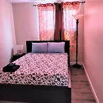 Cozy 4 Bedroom Townhouse - Peaceful Feel Of Home
